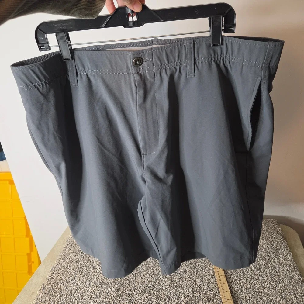 Under‎ Armour Mens Gray Golf Shorts Flat Front Performance Size 40 Elastic Wais